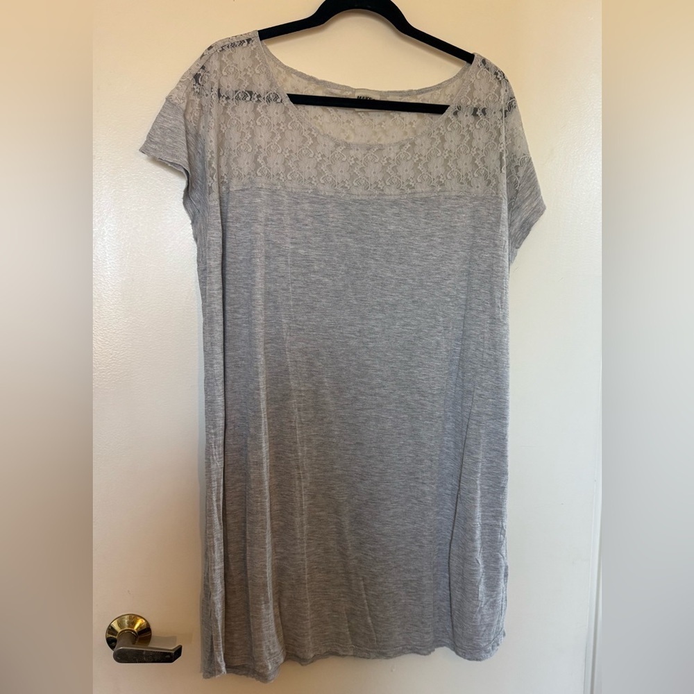 NWOT Make+Model Grey Cap Sleeve Long Tee with Lace Top in Size XL